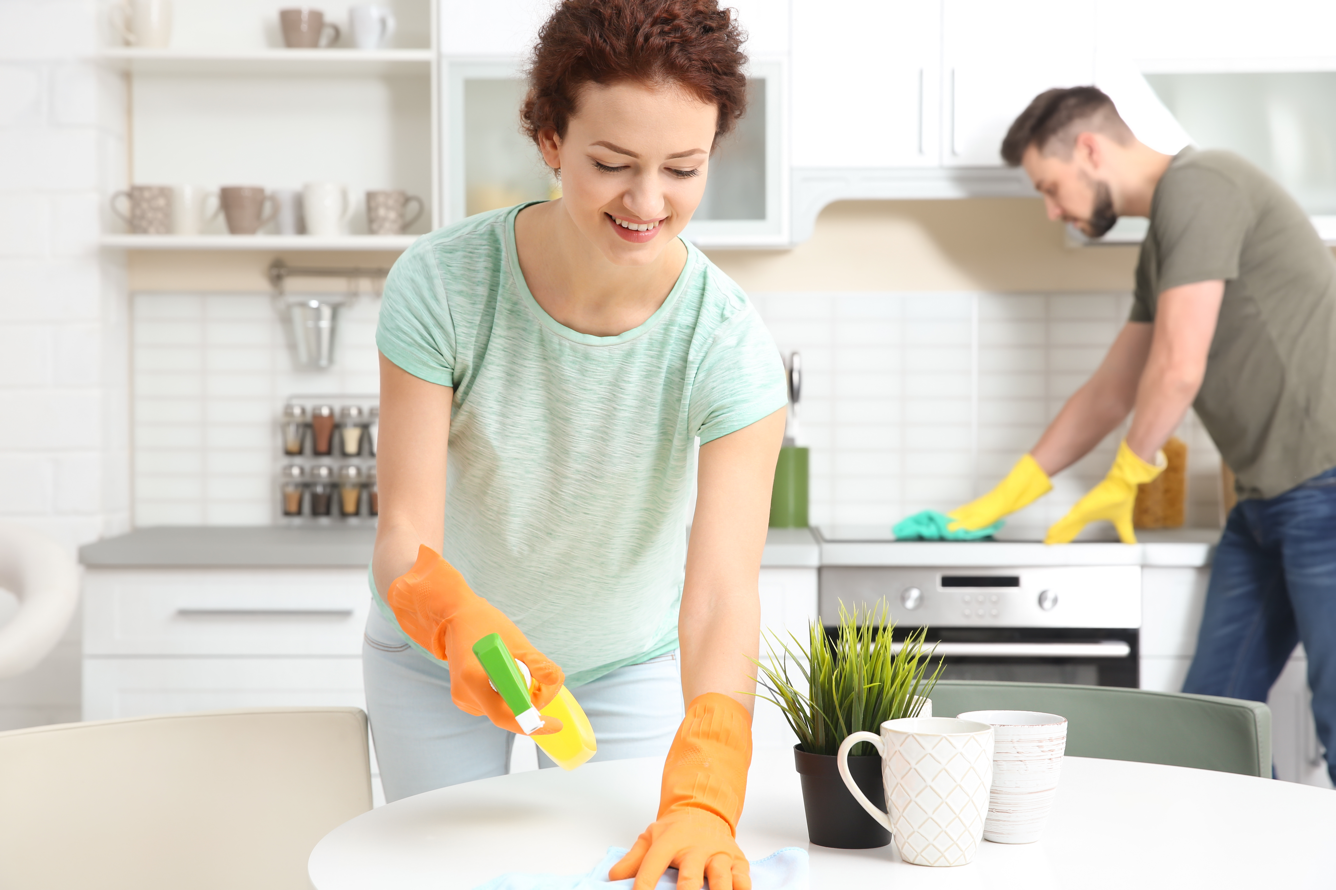 Баба помогает мужику. Мужчина и женщина уборка. Мужчина и женщина убираются. Мужчина и домашние дела. Мужчина и женщина домашние дела.